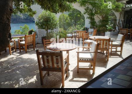 Roses, Espagne - 20 juillet 2024 : tables sur la terrasse du restaurant El Bulli, Cala Montjoi, Costa Brava Banque D'Images