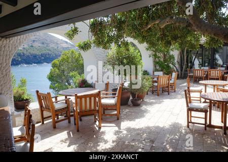 Roses, Espagne - 20 juillet 2024 : tables sur la terrasse du restaurant El Bulli, Cala Montjoi, Costa Brava Banque D'Images