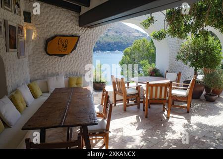 Roses, Espagne - 20 juillet 2024 : tables sur la terrasse du restaurant El Bulli, Cala Montjoi, Costa Brava Banque D'Images