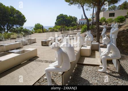 Roses, Espagne - 20 juillet 2024 : installation d'art bouledogue français au musée El Bulli 1846 à Cala Montjoi, Costa Brava Banque D'Images