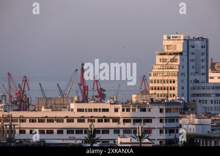 Siège de BMCI, Banque marocaine de commerce et d'industrie, qui fait partie du Groupe BNP Paribas, avec le port en arrière-plan, à Casablanca le 7 octobre Banque D'Images