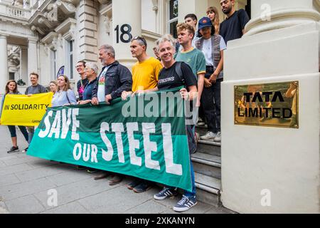 Londres, Royaume-Uni. 22 juillet 2024. Manifestation de groupes climatiques au siège de Tata Steel sur Grosvenor place, Londres. Greenpeace, extinction Rebellion et d'autres groupes de protestation pro-climat organisent une manifestation devant le siège de Tata Steel. L’entreprise prévoit de fermer ses hauts fourneaux à l’aciérie de Port Talbot, ce qui entraînerait des pertes massives d’emplois. La manifestation est en soutien aux métallurgistes et à une transition juste. Crédit : Guy Bell/Alamy Live News Banque D'Images