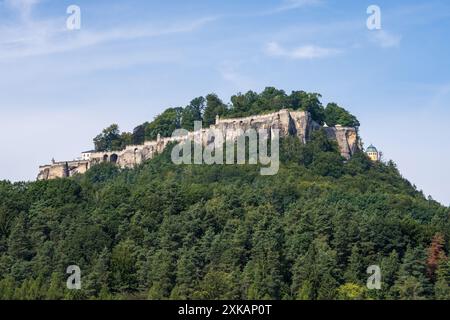 Forteresse fortifiée Königstein dans le parc national de la Suisse saxonne, Allemagne. Destination touristique préférée. Banque D'Images