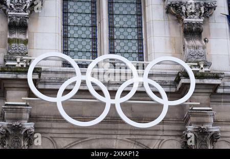 Une vue générale des anneaux olympiques à l'Hôtel ville, Paris. La cérémonie d’ouverture des Jeux Olympiques de Paris 2024 aura lieu le vendredi 26 juillet, le long de la Seine. Date de la photo : lundi 22 juillet 2024. Banque D'Images