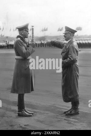 Le ministre de la Reichswehr von Blomberg (à gauche) rend compte à Adolf Hitler le jour de la Wehrmacht à Nuremberg. [traduction automatique] Banque D'Images