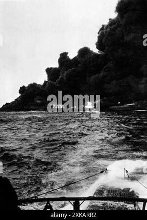 Un pétrolier en feu, photographié à bord du sous-marin allemand U 96 (commandé par Heinrich Lehmann-Willenbrock), probablement lors d'un voyage ennemi en avril 1941. [traduction automatique] Banque D'Images