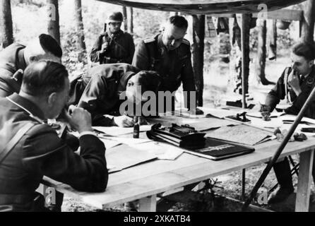 Soldats allemands dans un poste de commandement de l'armée de l'air pendant la campagne polonaise. [traduction automatique] Banque D'Images