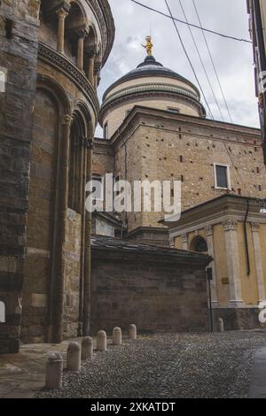 Une belle vue sur la célèbre statue d'or de Saint Alexandre de Bergame sur le dôme de l'historique Duomo de Bergame - Cathédrale - à Citta Alta. Banque D'Images