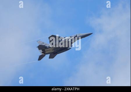 Un avion F-15E Strike Eagle de l'US Air Force survole le Farnborough International Airshow dans le Hampshire. Date de la photo : lundi 22 juillet 2024. Banque D'Images