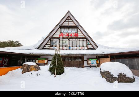 Japon, Jan 25 2014 - vue diurne du paysage rural enneigé autour de Shirakawa Banque D'Images
