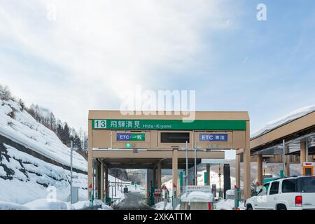 Japon, Jan 25 2014 - vue de jour de la station de paiement de l'autoroute Hida-Kiyomi Banque D'Images