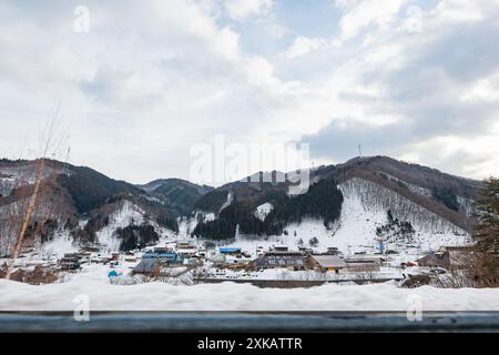 Japon, Jan 25 2014 - vue diurne du paysage rural enneigé autour de Shirakawa Banque D'Images