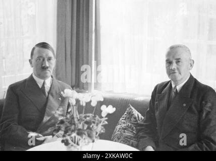 Adolf Hitler rend visite à Werner von Blomberg. [traduction automatique] Banque D'Images