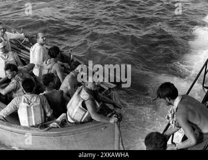 Les marins d'un cargo britannique sont embarqués à bord d'un sous-marin allemand. Photo non datée [traduction automatique] Banque D'Images