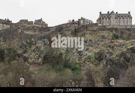 Édimbourg, Écosse - 16 janvier 2024 - vue panoramique du château d'Édimbourg au sommet de la colline est une forteresse historique et est l'une des visites les plus populaires Banque D'Images