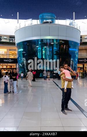 Poissons et requins dans l'aquarium du grand centre commercial Morocco Mall à Casablanca le 8 octobre 2023. Casablanca, une ville en plein développement, est l’éco Banque D'Images