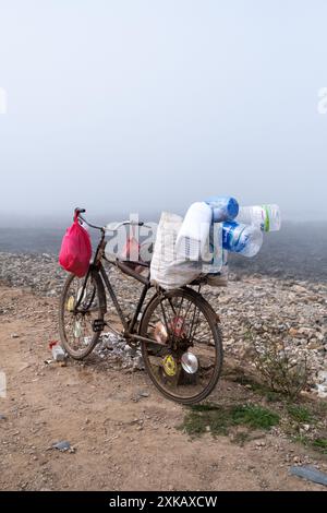 Un vélo dans le brouillard de l'océan Atlantique à Casablanca le 8 octobre 2023. Casablanca, une ville en plein développement, est la capitale économique du Maroc et du Royaume-Uni Banque D'Images