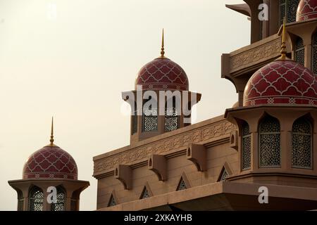 Vue partielle de la mosquée Putra, est la principale mosquée de Putrajaya, Malaisie, située sur la place Putra et est adjacente au lac artificiel Putrajaya Banque D'Images