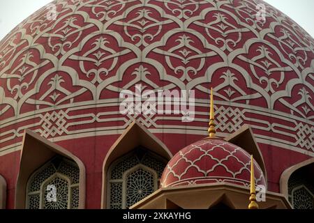 Vue partielle de la mosquée Putra, est la principale mosquée de Putrajaya, Malaisie, située sur la place Putra et est adjacente au lac artificiel Putrajaya Banque D'Images