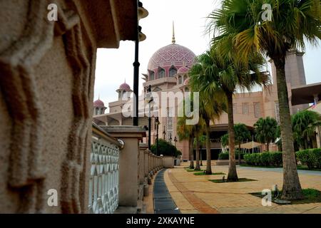 Vue partielle de la mosquée Putra, est la principale mosquée de Putrajaya, Malaisie, située sur la place Putra et est adjacente au lac artificiel Putrajaya Banque D'Images