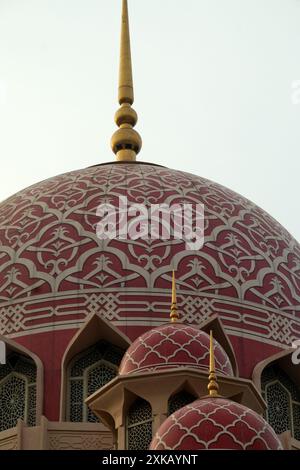 Vue partielle de la mosquée Putra, est la principale mosquée de Putrajaya, Malaisie, située sur la place Putra et est adjacente au lac artificiel Putrajaya Banque D'Images