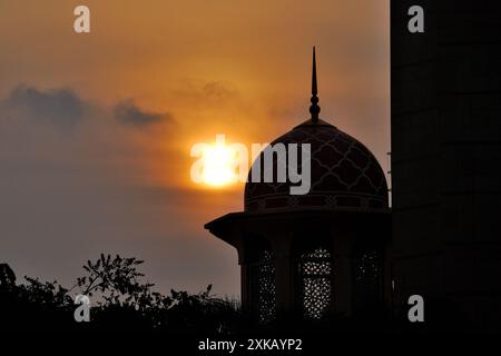 Vue partielle de la mosquée Putra, est la principale mosquée de Putrajaya, Malaisie, située sur la place Putra et est adjacente au lac artificiel Putrajaya Banque D'Images