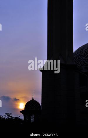 Vue partielle de la mosquée Putra, est la principale mosquée de Putrajaya, Malaisie, située sur la place Putra et est adjacente au lac artificiel Putrajaya Banque D'Images