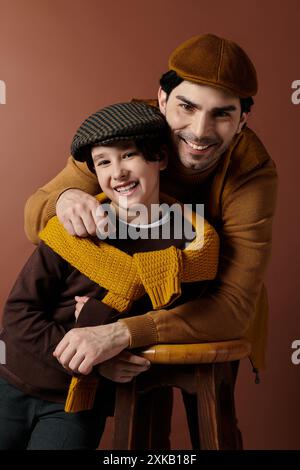 Un père et son fils partagent une étreinte chaleureuse, leurs sourires rayonnant de bonheur et d'amour. Banque D'Images