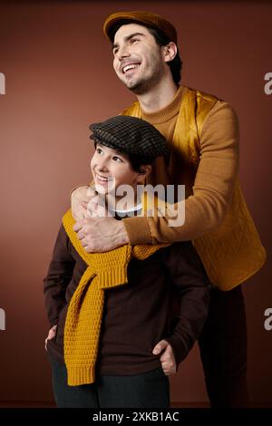 Un père et son fils partagent une étreinte chaleureuse, leurs sourires rayonnant de bonheur. Banque D'Images