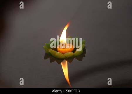 Bougies de Krathong avec des flammes flottant sur l'eau, Un rituel bouddhiste qui est censé enlever les mauvaises choses de la vie quand les bougies flottent. Banque D'Images