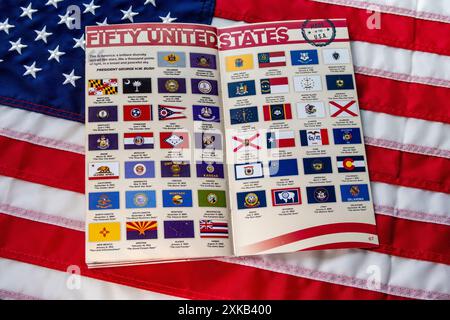 Gros plan d'une liste chronologique des drapeaux des États-Unis dans un livret sur un drapeau américain, 2024, États-Unis Banque D'Images