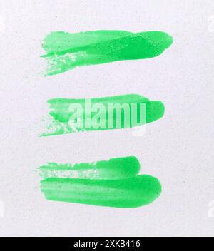 Pinceau vert clair isolé sur fond de papier d'art blanc. pinceau utilisateur aquarelle bleue avec dessin à la main. Banque D'Images