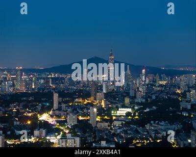 NANJING, CHINE - 22 JUILLET 2024 - la photo prise dans la soirée du 22 juillet 2024 montre l'horizon de la ville de Nanjing à Nanjing, province du Jiangsu, Chine. Banque D'Images