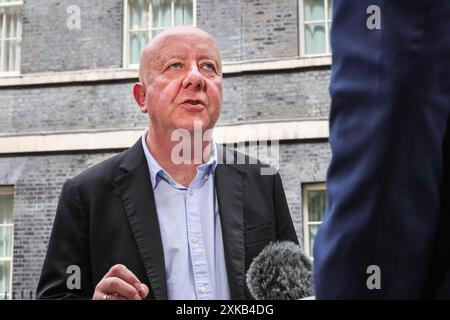 Londres, 22 juillet 2024. Steve Darling, député, qui est inscrit aveugle, appuie la pétition. La National Federation of the Blind of the UK (NFBUK) remet une pétition au 10 Downing Street appelant à un arrêt temporaire de tous les arrêts de bus flottants prévus dans les nouvelles voies cyclables à travers le Royaume-Uni, car il s'agit d'une préoccupation importante pour la sécurité des personnes aveugles et autres. La pétition est organisée par Sarah Gayton (aux cheveux bleus), soutenue par le président de l'Association européenne des chiens aveugles, David Adams avec le chien Jimbo et le député de Libdem Steve Darling avec le chien guide Jennie, Sarah Leadbetter avec Nellie, et d'autres. Banque D'Images