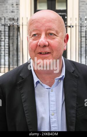 Londres, 22 juillet 2024. Steve Darling, député, qui est inscrit aveugle, appuie la pétition. La National Federation of the Blind of the UK (NFBUK) remet une pétition au 10 Downing Street appelant à un arrêt temporaire de tous les arrêts de bus flottants prévus dans les nouvelles voies cyclables à travers le Royaume-Uni, car il s'agit d'une préoccupation importante pour la sécurité des personnes aveugles et autres. La pétition est organisée par Sarah Gayton (aux cheveux bleus), soutenue par le président de l'Association européenne des chiens aveugles, David Adams avec le chien Jimbo et le député de Libdem Steve Darling avec le chien guide Jennie, Sarah Leadbetter avec Nellie, et d'autres. Banque D'Images