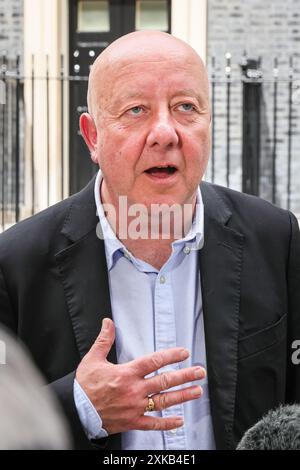 Londres, 22 juillet 2024. Steve Darling, député, qui est inscrit aveugle, appuie la pétition. La National Federation of the Blind of the UK (NFBUK) remet une pétition au 10 Downing Street appelant à un arrêt temporaire de tous les arrêts de bus flottants prévus dans les nouvelles voies cyclables à travers le Royaume-Uni, car il s'agit d'une préoccupation importante pour la sécurité des personnes aveugles et autres. La pétition est organisée par Sarah Gayton (aux cheveux bleus), soutenue par le président de l'Association européenne des chiens aveugles, David Adams avec le chien Jimbo et le député de Libdem Steve Darling avec le chien guide Jennie, Sarah Leadbetter avec Nellie, et d'autres. Banque D'Images