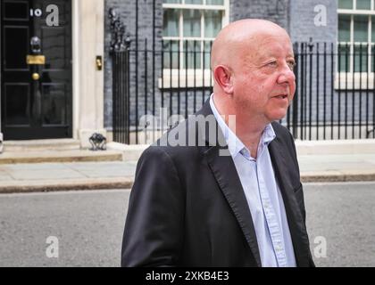 Londres, 22 juillet 2024. Steve Darling, député, qui est inscrit aveugle, appuie la pétition. La National Federation of the Blind of the UK (NFBUK) remet une pétition au 10 Downing Street appelant à un arrêt temporaire de tous les arrêts de bus flottants prévus dans les nouvelles voies cyclables à travers le Royaume-Uni, car il s'agit d'une préoccupation importante pour la sécurité des personnes aveugles et autres. La pétition est organisée par Sarah Gayton (aux cheveux bleus), soutenue par le président de l'Association européenne des chiens aveugles, David Adams avec le chien Jimbo et le député de Libdem Steve Darling avec le chien guide Jennie, Sarah Leadbetter avec Nellie, et d'autres. Banque D'Images