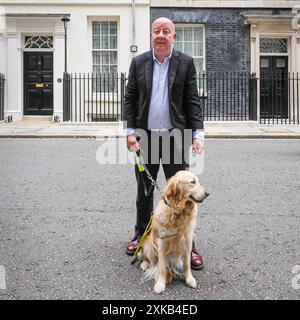 Londres, 22 juillet 2024. Steve Darling, député, avec son chien-guide Jennie. La National Federation of the Blind of the UK (NFBUK) remet une pétition au 10 Downing Street appelant à un arrêt temporaire de tous les arrêts de bus flottants prévus dans les nouvelles voies cyclables à travers le Royaume-Uni, car il s'agit d'une préoccupation importante pour la sécurité des personnes aveugles et autres. La pétition est organisée par Sarah Gayton (aux cheveux bleus), soutenue par le président de l'Association européenne des chiens aveugles, David Adams avec le chien Jimbo et le député de Libdem Steve Darling avec le chien guide Jennie, Sarah Leadbetter avec Nellie, et d'autres. Banque D'Images