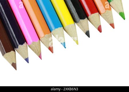 Crayon de couleur avec une pointe pointue sont magnifiquement disposés., isolés sur fond blanc et ont des chemins de détourage. Banque D'Images