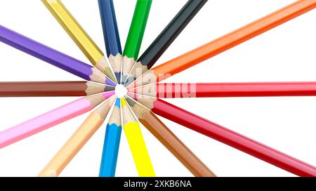 Crayon de couleur avec une pointe pointue sont magnifiquement disposés, isolés sur fond blanc et ont des chemins de détourage. Banque D'Images