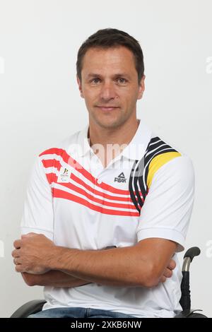 Bruxelles, Belgique. 22 juillet 2024. Le belge Christophe Jardon photographié lors d’une séance photo pour le Comité paralympique belge en prévision des Jeux Paralympiques de Paris 2024, à Bruxelles, le lundi 22 juillet 2024. BELGA PHOTO VIRGINIE LEFOUR crédit : Belga News Agency/Alamy Live News Banque D'Images