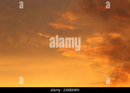 Nuages et ciel crépusculaire en arrière-plan après coucher du soleil vue du ciel pour la conception de paysage naturel. Banque D'Images