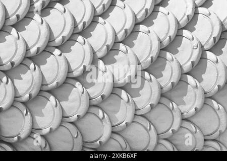 Motifs blancs de stuc en forme d'écailles de poisson, fond de flocons blancs empilés pour la conception dans votre travail. Banque D'Images