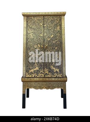 Ancienne armoire en bois avec motif doré, style traditionnel de la Thaïlande isolé sur fond blanc et ont des chemins de découpage. Banque D'Images