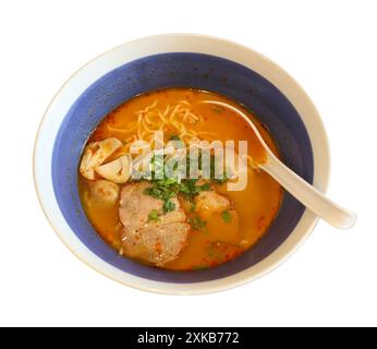 Tom Yum ramen dans un bol en porcelaine avec une cuillère, isolé sur fond blanc et ont des chemins de détourage. Banque D'Images