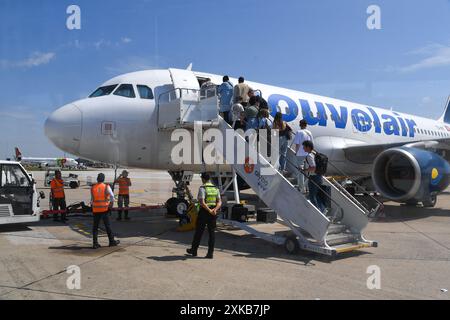 Paris, France. 19 juillet 2024. Des avions et la tour de contrôle du trafic aérien sont vus à l'aéroport de Paris-Orly à Paris, France, le 19 juillet 2024. (Photo de Lionel Urman/Sipa USA) crédit : Sipa USA/Alamy Live News Banque D'Images