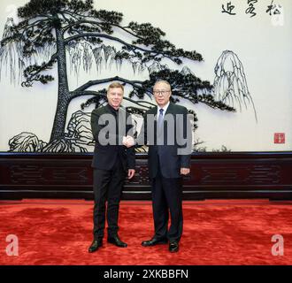 Pékin, Chine. 22 juillet 2024. Li Hongzhong, membre du Bureau politique du Comité central du Parti communiste chinois et vice-président du Comité permanent du Congrès populaire national, rencontre le coprésident du Parti de gauche allemand Martin Schirdewan à Pékin, capitale de la Chine, le 22 juillet 2024. Crédit : Liu Bin/Xinhua/Alamy Live News Banque D'Images