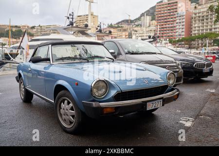 Pininfarina Spidereuropa, une voiture de sport cabriolet et successeur de Fiat 124 Sport Spider, fabriquée en Italie vers 1984, stationnée à Port Hercule Banque D'Images