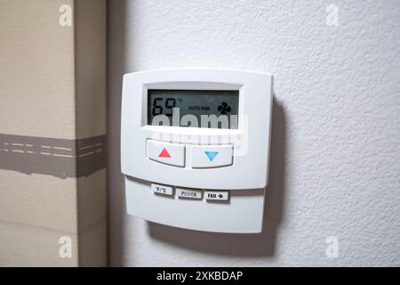 ÉTATS-UNIS. 25 avril 2024. Gros plan du thermostat numérique sur un mur, montrant une température ambiante de 69 degrés F, Newport Beach, Californie, 25 avril 2024. (Photo Smith Collection/Gado/Sipa USA) crédit : Sipa USA/Alamy Live News Banque D'Images