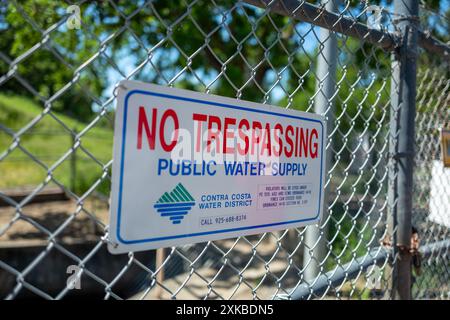 ÉTATS-UNIS. 19 avril 2024. Pas de panneau d'intrusion sur le canal Contra Costa Water District, Walnut Creek, Californie, 19 avril 2024. (Photo Smith Collection/Gado/Sipa USA) crédit : Sipa USA/Alamy Live News Banque D'Images